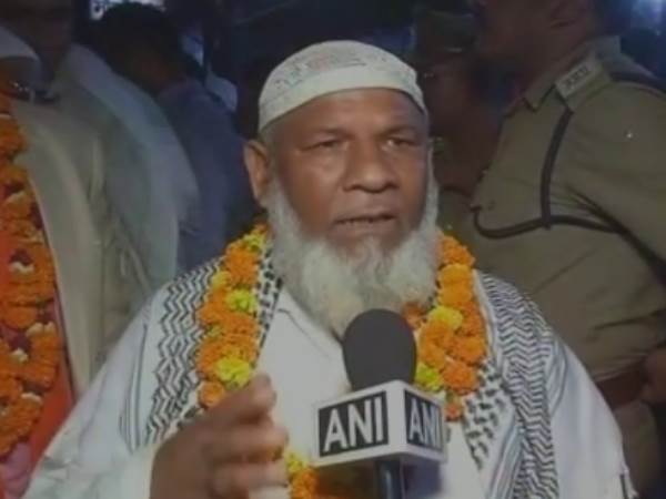 राम मंदिर बनाने के लिए ईंट लेकर अयोध्या पहुंचे मुस्लिम कारसेवक राम मंदिर बनाने के लिए ईंट लेकर अयोध्या पहुंचे मुस्लिम कारसेवक