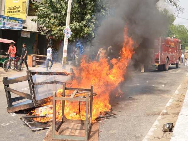 PICS: कैसे भड़का सहारनपुर का बवाल, आगजनी और तोड़फोड़ पर क्यों आमादा हुए उपद्रवी? PICS: कैसे भड़का सहारनपुर का बवाल, आगजनी और तोड़फोड़ पर क्यों आमादा हुए उपद्रवी?