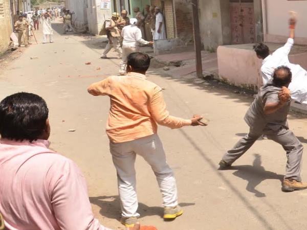 PICS: कैसे भड़का सहारनपुर का बवाल, आगजनी और तोड़फोड़ पर क्यों आमादा हुए उपद्रवी? PICS: कैसे भड़का सहारनपुर का बवाल, आगजनी और तोड़फोड़ पर क्यों आमादा हुए उपद्रवी?