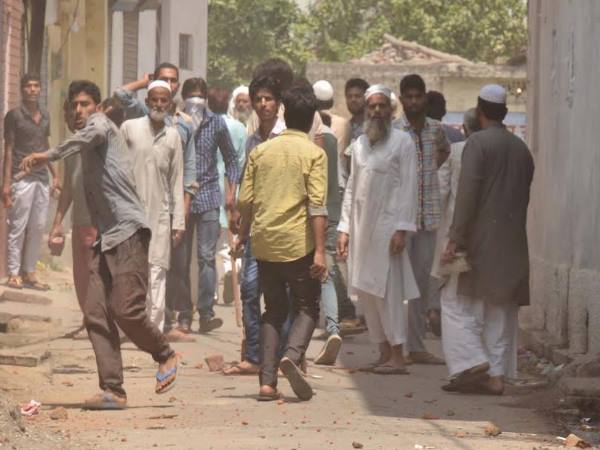 PICS: कैसे भड़का सहारनपुर का बवाल, आगजनी और तोड़फोड़ पर क्यों आमादा हुए उपद्रवी? PICS: कैसे भड़का सहारनपुर का बवाल, आगजनी और तोड़फोड़ पर क्यों आमादा हुए उपद्रवी?