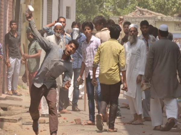 PICS: कैसे भड़का सहारनपुर का बवाल, आगजनी और तोड़फोड़ पर क्यों आमादा हुए उपद्रवी? PICS: कैसे भड़का सहारनपुर का बवाल, आगजनी और तोड़फोड़ पर क्यों आमादा हुए उपद्रवी?