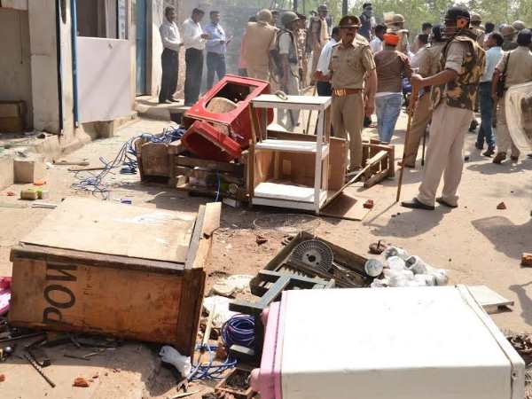 PICS: कैसे भड़का सहारनपुर का बवाल, आगजनी और तोड़फोड़ पर क्यों आमादा हुए उपद्रवी? PICS: कैसे भड़का सहारनपुर का बवाल, आगजनी और तोड़फोड़ पर क्यों आमादा हुए उपद्रवी?