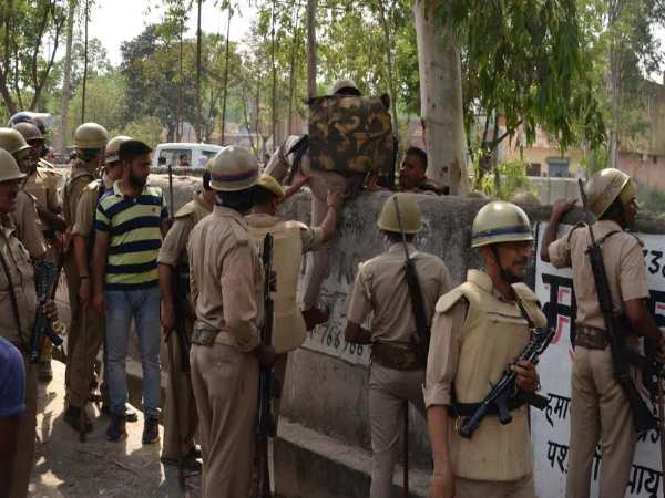 PICS: कैसे भड़का सहारनपुर का बवाल, आगजनी और तोड़फोड़ पर क्यों आमादा हुए उपद्रवी? PICS: कैसे भड़का सहारनपुर का बवाल, आगजनी और तोड़फोड़ पर क्यों आमादा हुए उपद्रवी?