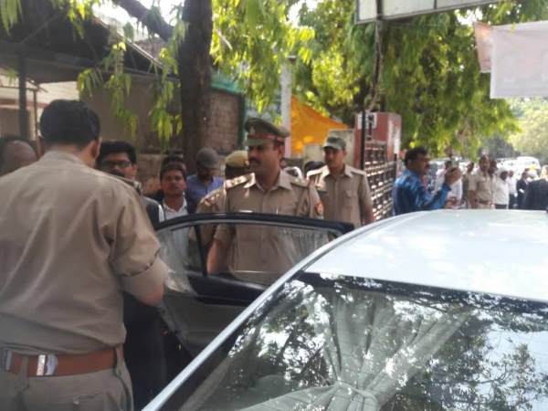 योगीराज: मोदी की काशी में लाल बत्ती वाली नेता जी की गईं पैदल योगीराज: मोदी की काशी में लाल बत्ती वाली नेता जी की गईं पैदल