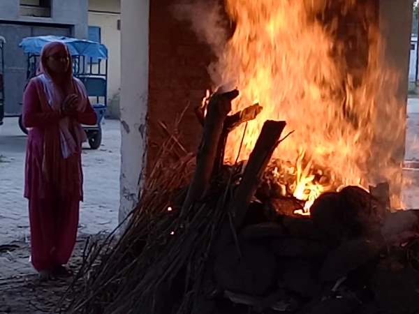 funeral यूपी की इस बेटी को सलाम जिसने मां के लिए निभाया बेटे का फर्ज funeral यूपी की इस बेटी को सलाम जिसने मां के लिए निभाया बेटे का फर्ज
