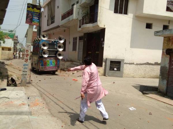सहारनपुर: शोभायात्रा के दौरान दो पक्षों में बवाल, पथराव से स्थिति तनावपूर्ण सहारनपुर: शोभायात्रा के दौरान दो पक्षों में बवाल, पथराव से स्थिति तनावपूर्ण