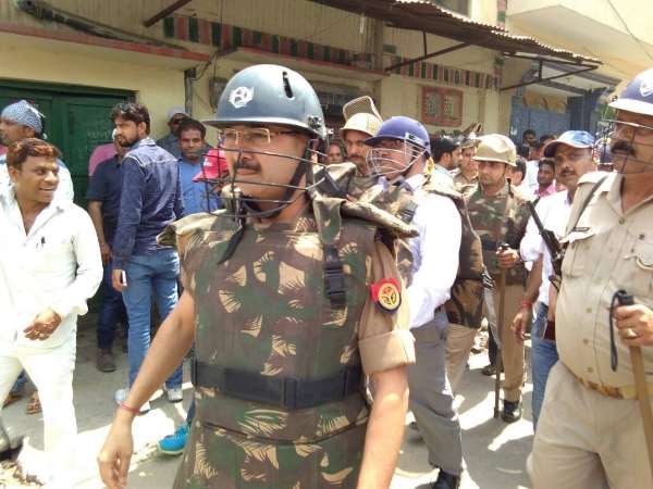 सहारनपुर: शोभायात्रा के दौरान दो पक्षों में बवाल, पथराव से स्थिति तनावपूर्ण सहारनपुर: शोभायात्रा के दौरान दो पक्षों में बवाल, पथराव से स्थिति तनावपूर्ण