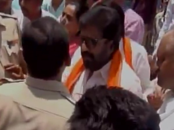 VIDEO: नए विवाद में शिवसेना सांसद रविंद्र गायकवाड़, इस बार पुलिस अधिकारी से उलझे VIDEO: नए विवाद में शिवसेना सांसद रविंद्र गायकवाड़, इस बार पुलिस अधिकारी से उलझे