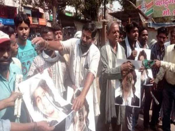 इलाहाबाद: 'सोनू निगम को एक जूता मारने पर 1 लाख का इनाम', कांग्रेस नेता का विवादित पोस्टर इलाहाबाद: 'सोनू निगम को एक जूता मारने पर 1 लाख का इनाम', कांग्रेस नेता का विवादित पोस्टर