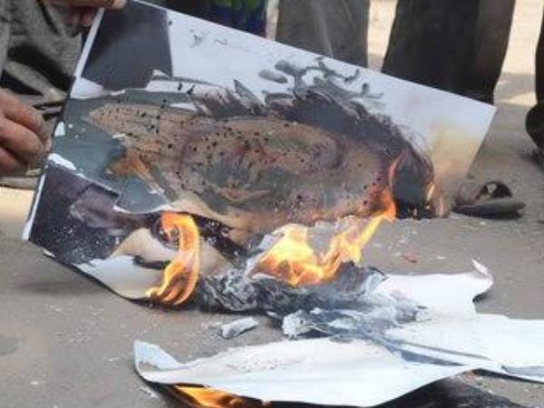 इलाहाबाद: 'सोनू निगम को एक जूता मारने पर 1 लाख का इनाम', कांग्रेस नेता का विवादित पोस्टर इलाहाबाद: 'सोनू निगम को एक जूता मारने पर 1 लाख का इनाम', कांग्रेस नेता का विवादित पोस्टर