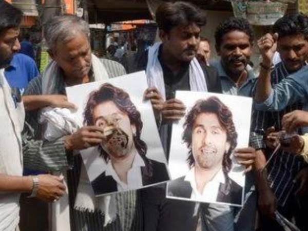 इलाहाबाद: 'सोनू निगम को एक जूता मारने पर 1 लाख का इनाम', कांग्रेस नेता का विवादित पोस्टर इलाहाबाद: 'सोनू निगम को एक जूता मारने पर 1 लाख का इनाम', कांग्रेस नेता का विवादित पोस्टर