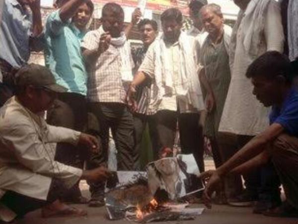 इलाहाबाद: 'सोनू निगम को एक जूता मारने पर 1 लाख का इनाम', कांग्रेस नेता का विवादित पोस्टर इलाहाबाद: 'सोनू निगम को एक जूता मारने पर 1 लाख का इनाम', कांग्रेस नेता का विवादित पोस्टर