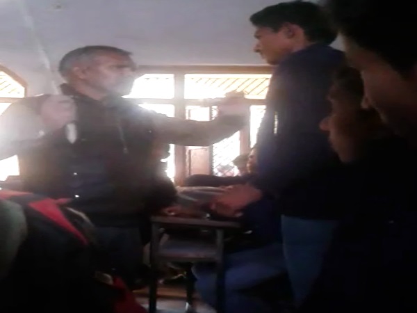 स्कूल से किताबें खरीदने का ऐसा बनाया दबाव कि छात्र ने मौत को लगाया गले, देखिए पिटाई का ये VIDEO स्कूल से किताबें खरीदने का ऐसा बनाया दबाव कि छात्र ने मौत को लगाया गले, देखिए पिटाई का ये VIDEO