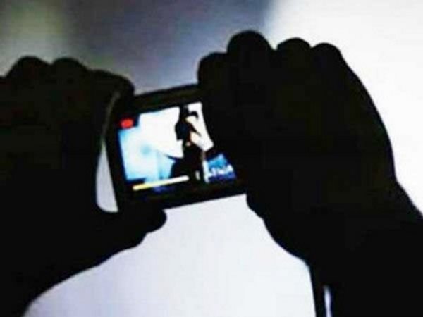 इंटरनेट पर डालने के साथ दी तलाक की धमकी