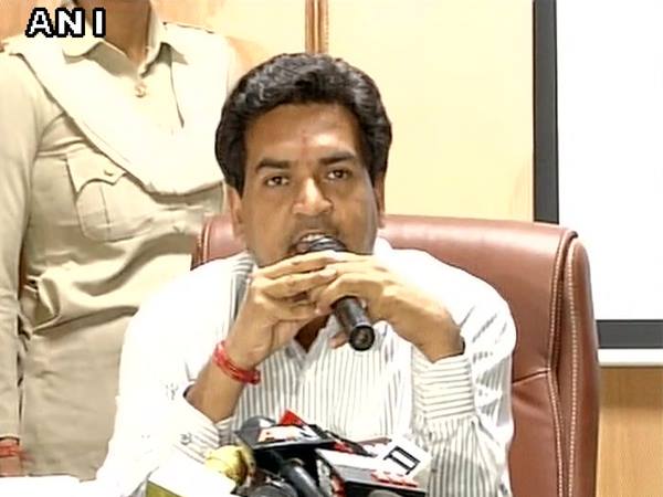 केजरीवाल का कॉलर मेरे हाथों में