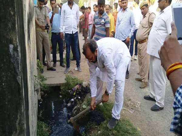 सड़कों पर भी देखी गंदगी