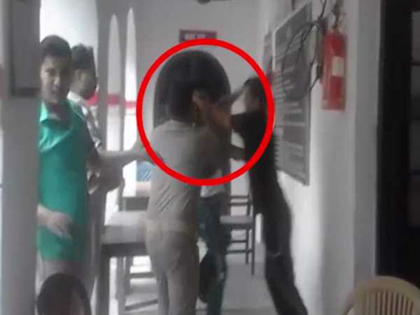 टल्ली बीएसएफ जवान ने पुलिस चौकी में की मारपीट, देखिए वीडियो टल्ली बीएसएफ जवान ने पुलिस चौकी में की मारपीट, देखिए वीडियो