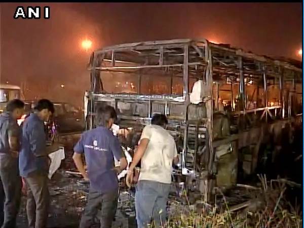 दिल्ली: विकास मार्ग पर DTC की बस में लगी आग दिल्ली: विकास मार्ग पर DTC की बस में लगी आग