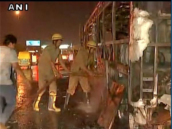 दिल्ली: विकास मार्ग पर DTC की बस में लगी आग दिल्ली: विकास मार्ग पर DTC की बस में लगी आग