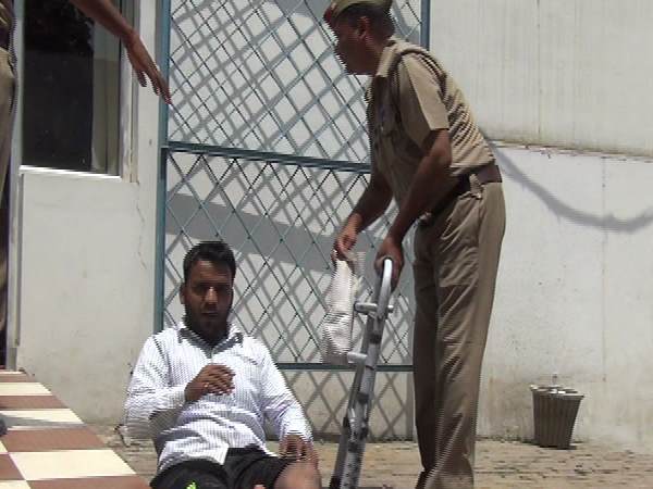 नौकरी के नाम पर बदमाशों ने काट दी टांग तो पुलिस लगवा रही है दौड़ नौकरी के नाम पर बदमाशों ने काट दी टांग तो पुलिस लगवा रही है दौड़