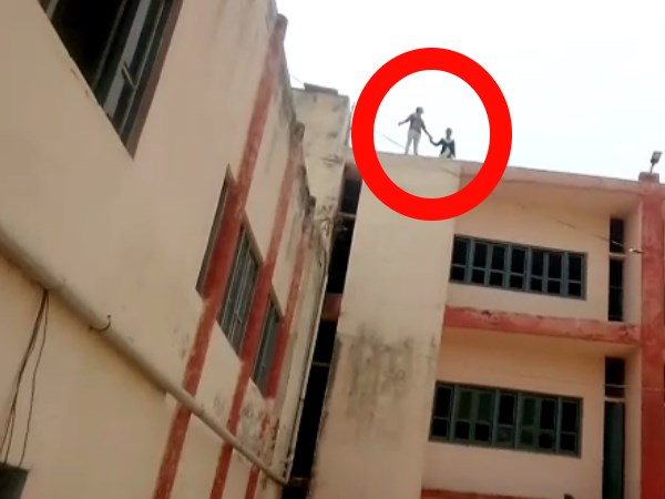 फेल होने पर सहेली को बोला चल अब लेते हैं स्कूल का Exam! फेल होने पर सहेली को बोला चल अब लेते हैं स्कूल का Exam!