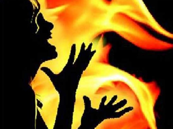 बरेली: दो बहनों पर पेट्रोल फेंककर लगाई आग, एक की हालत गंभीर बरेली: दो बहनों पर पेट्रोल फेंककर लगाई आग, एक की हालत गंभीर