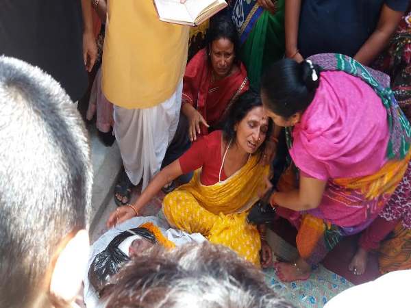 IAS बेटे का शव पहुंचा घर, सीने से लिपटकर बस रोती रही मां IAS बेटे का शव पहुंचा घर, सीने से लिपटकर बस रोती रही मां