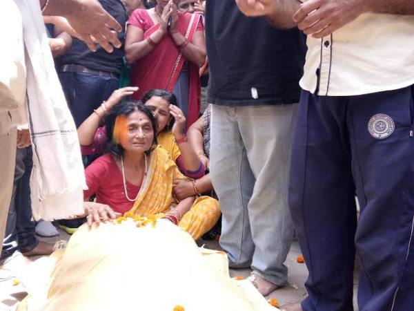 IAS बेटे का शव पहुंचा घर, सीने से लिपटकर बस रोती रही मां IAS बेटे का शव पहुंचा घर, सीने से लिपटकर बस रोती रही मां