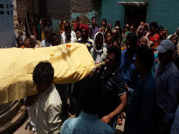 IAS बेटे का शव पहुंचा घर, सीने से लिपटकर बस रोती रही मां IAS बेटे का शव पहुंचा घर, सीने से लिपटकर बस रोती रही मां