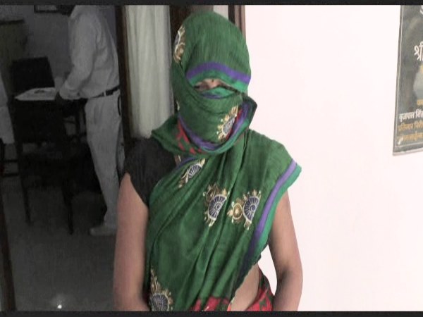 मंदिर में पूजा करने गई महिला के साथ चलती फॉर्चूनर में हुआ गैंगरेप मंदिर में पूजा करने गई महिला के साथ चलती फॉर्चूनर में हुआ गैंगरेप