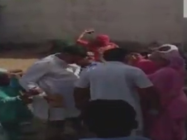 हरियाणा के रेवाड़ी में सरपंच पति ने की महिलाओं की धुनाई हरियाणा के रेवाड़ी में सरपंच पति ने की महिलाओं की धुनाई