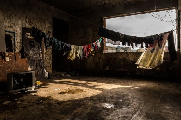 झुग्गियां हुईं महंगी: ब्राज़ील के ग़रीब खाली पड़ी इमारतों में रहने को मजबूर झुग्गियां हुईं महंगी: ब्राज़ील के ग़रीब खाली पड़ी इमारतों में रहने को मजबूर
