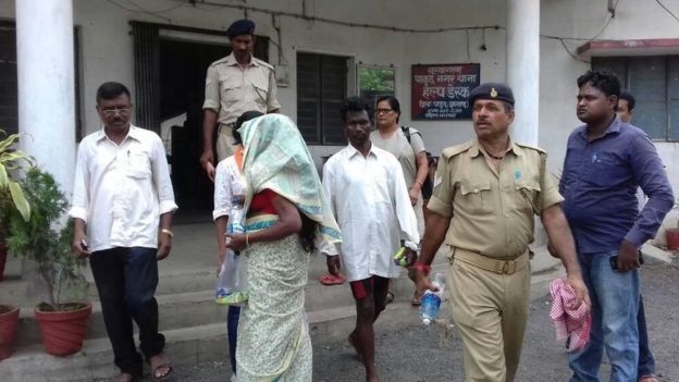 स्कूल में बीफ़ बनाने के आरोप में प्रिंसिपल गिरफ्तार, बच्चे भागे स्कूल में बीफ़ बनाने के आरोप में प्रिंसिपल गिरफ्तार, बच्चे भागे