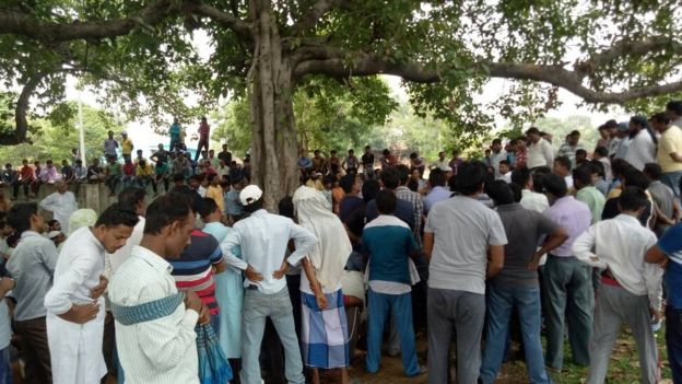 'पुलिस ने मुस्लिम युवक को घर से निकालकर गोली मारी' 'पुलिस ने मुस्लिम युवक को घर से निकालकर गोली मारी'