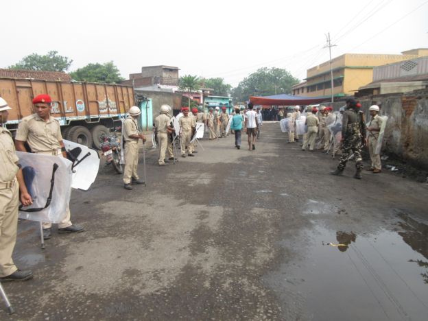 'पुलिस ने मुस्लिम युवक को घर से निकालकर गोली मारी' 'पुलिस ने मुस्लिम युवक को घर से निकालकर गोली मारी'