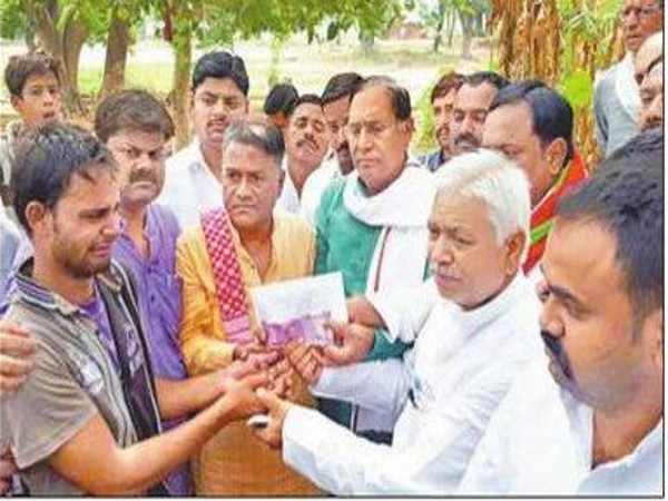 आर्थिक मदद के साथ शुरू हुई राजनीति