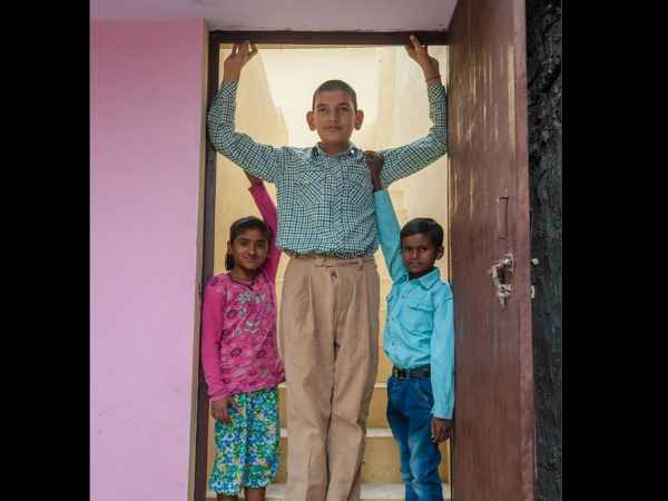 खेलता है बास्केटबॉल