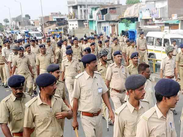 इलाके में भारी पुलिस बल तैनात