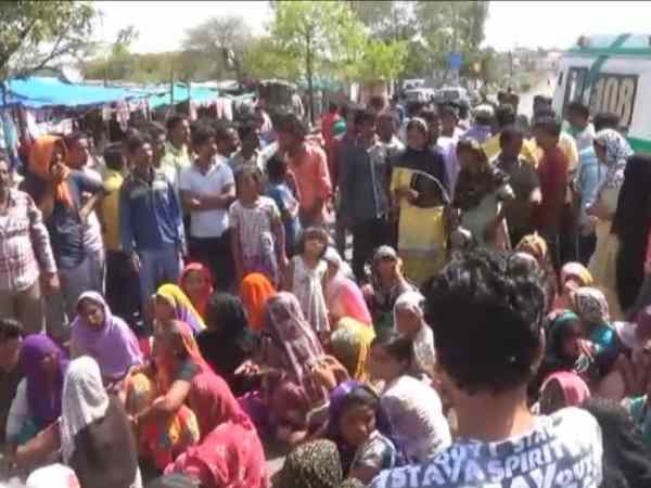 कर्मचारियों ने जफर खान को मार डाला
