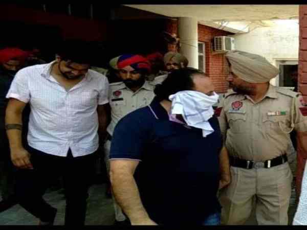 डीजीपी रैंक के अफसर के साथ दोस्ती