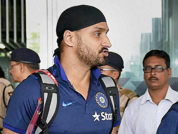 जर्मन पायलट ने हरभजन सिंह को भेजा मानहानि का नोटिस,कहा आपकी वजह से गई नौकरी जर्मन पायलट ने हरभजन सिंह को भेजा मानहानि का नोटिस,कहा आपकी वजह से गई नौकरी