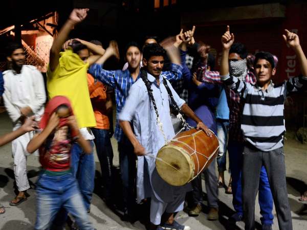 युवाओं और महिलाओं ने जमकर मनाया जश्न