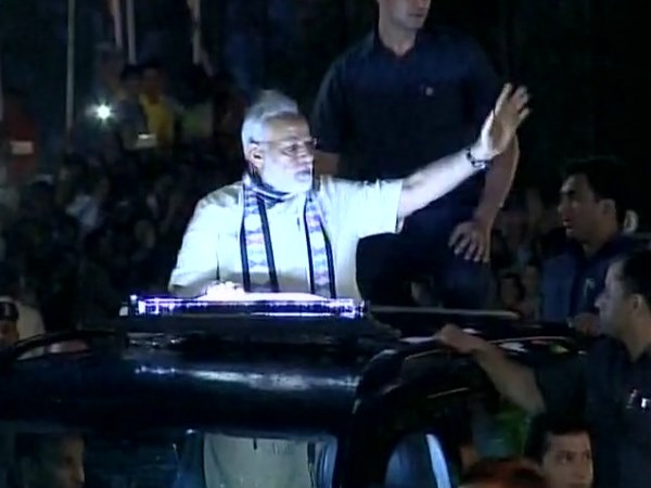 गुजरात: पीएम मोदी ने राजकोट में किया रोड शो, लाखों लोग आए गुजरात: पीएम मोदी ने राजकोट में किया रोड शो, लाखों लोग आए