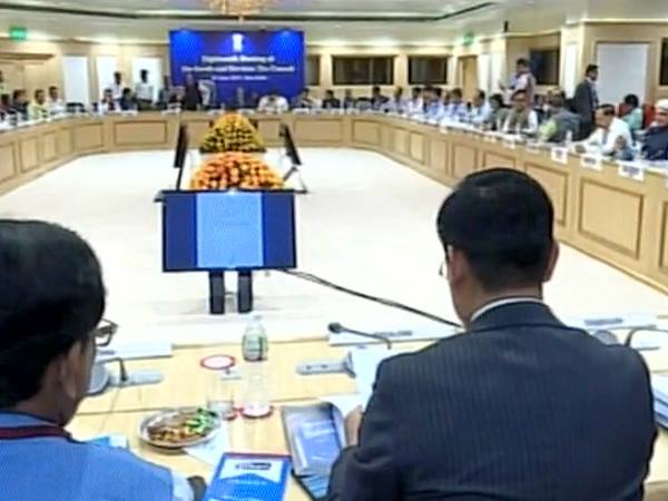 GST LIVE: दिल्ली के विज्ञान भवन में हो रही काउंसिल की बैठक, रासायनिक खाद पर टैक्स घटाया GST LIVE: दिल्ली के विज्ञान भवन में हो रही काउंसिल की बैठक, रासायनिक खाद पर टैक्स घटाया