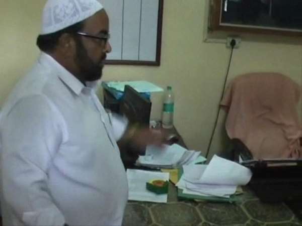 11 लोगों की टीम ने मारा छापा