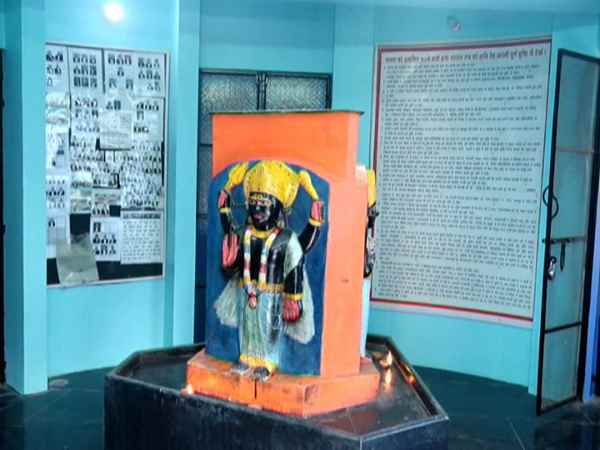 सुप्रीम कोर्ट के जजों की भी लगी है फोटो