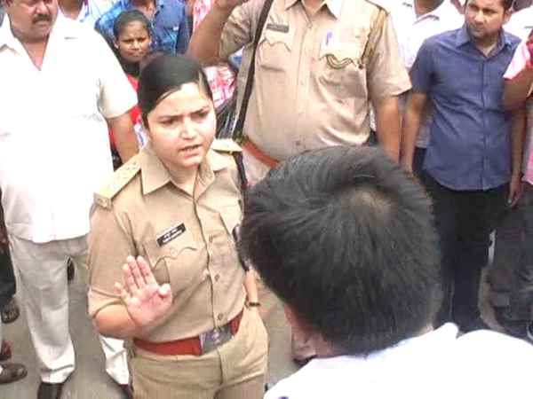 पुलिस थाने से छीनकर ले गए समर्थक