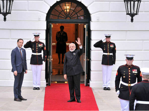 रेड कारपेट कर रही पीएम मोदी का इंतजार
