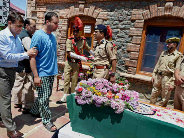 मस्जिद के बाहर लोगों की फोटो ले रहे थे डीएसपी