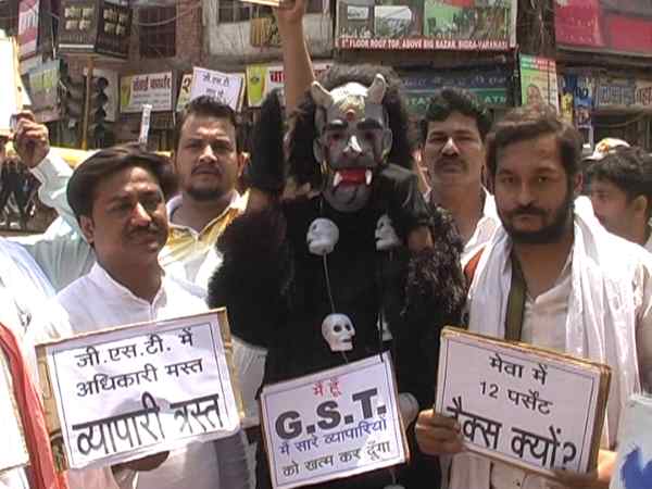 मैं हूँ GST, सारे व्यापारियों को खत्म कर दूंगा